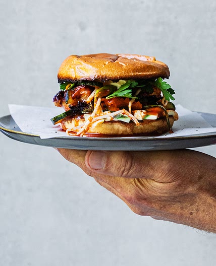 Gochujang Chicken-Burger mit spicy Slaw