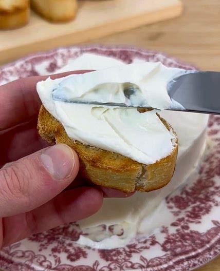 HOMEMADE CREAM CHEESE