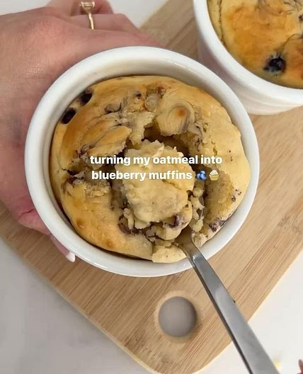 Blueberry muffin baked oats 🫐🧁 Save this recipe for a healthy br