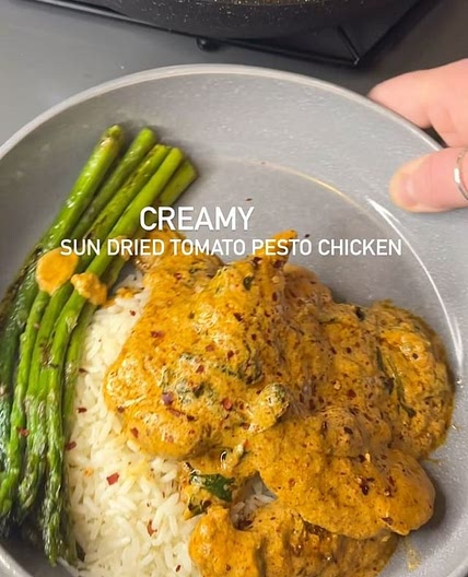 Creamy sun dried tomato pesto chicken 🥘