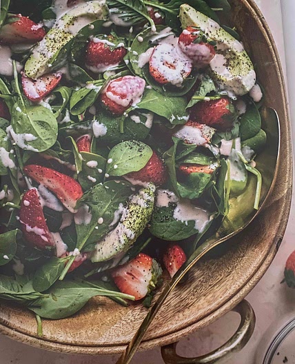 STRAWBERRY-BLACK PEPPER BUTTERMILK SPINACH SALAD