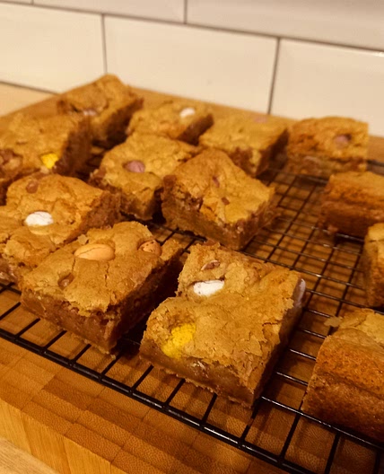 Mini egg cookie bar