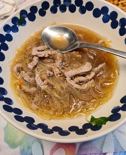 Pho mit Rindfleisch und viel Blattgemüse
