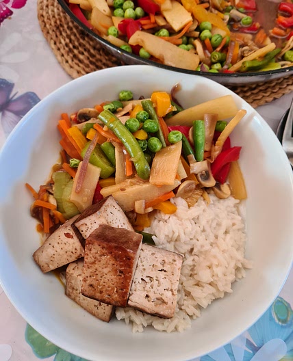 Buntes Gemüse mit Tofu und Kokosreis
