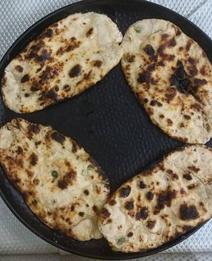 गार्लिकहरी मिर्च नान (Garlic hari mirch naan recipe in Hindi)