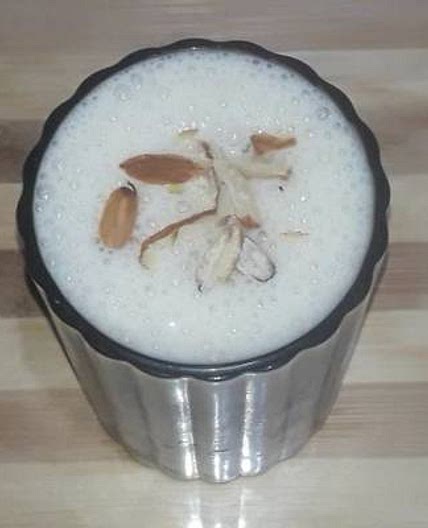केले से बनाये लस्सी (Banana Lassi Recipe in Hindi)