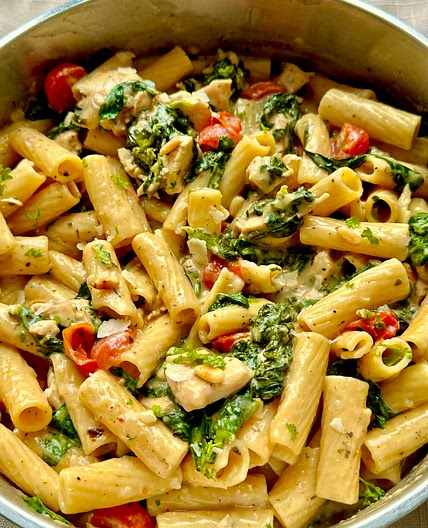 Creamy One Pan Chicken Garlic Spinach Pasta 