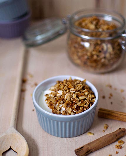 Cynamonowa granola jednoporcjowa z patelni ze skyrem i bananem