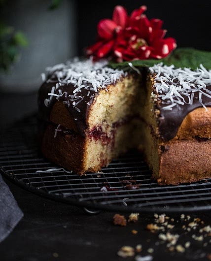 LAMINGTON CAKE