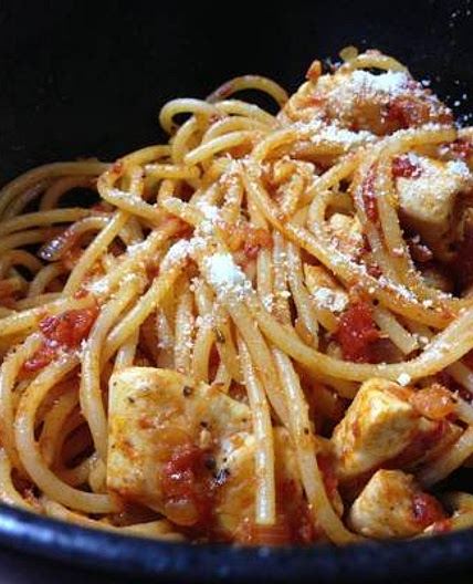 15 Minute Chicken Pasta in a Garlic Tomato Sauce
