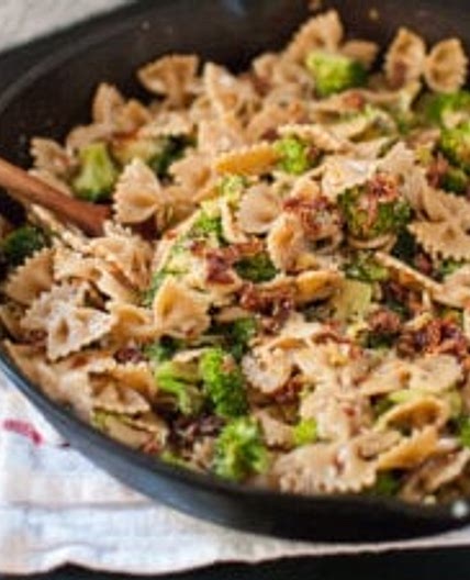 Spicy Sun-Dried Tomato and Broccoli Pasta