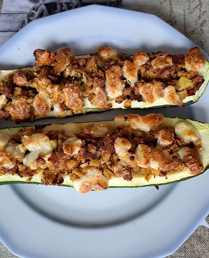 Zucchini mit Tofufüllung