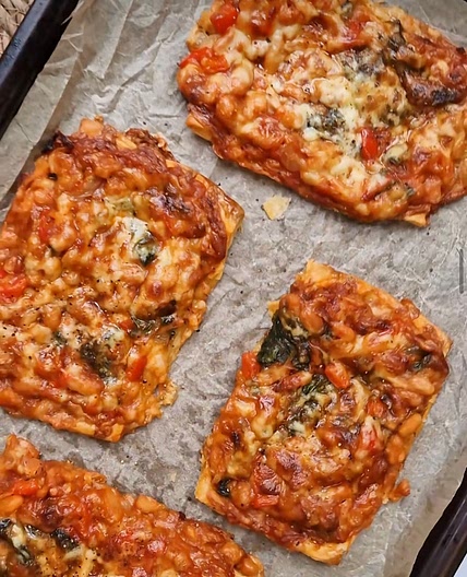 Cheesy cowboy bean bakes 