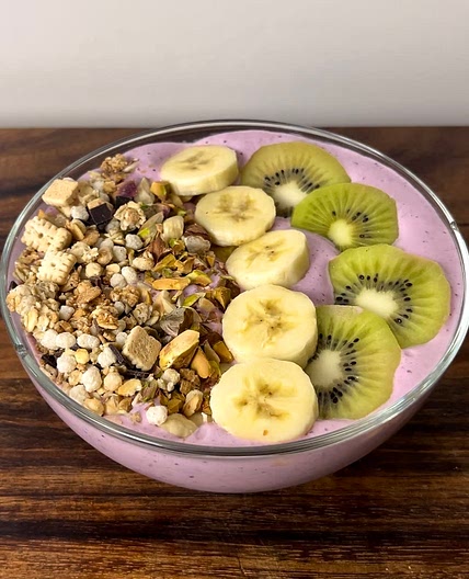 Fluffy high protein smoothie bowl 