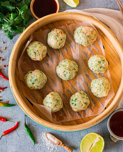 boulettes de poisson vapeur, sauce aux cacahuètes