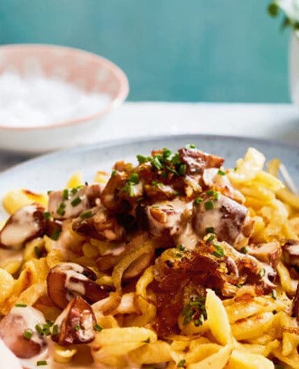 Spätzle in Rahm-Champignons mit geschmorten Zwiebeln und Salat