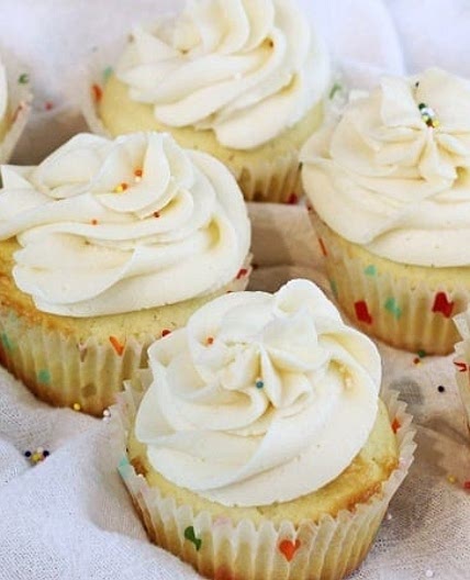 Easy Vanilla Cupcakes with Buttercream Frosting