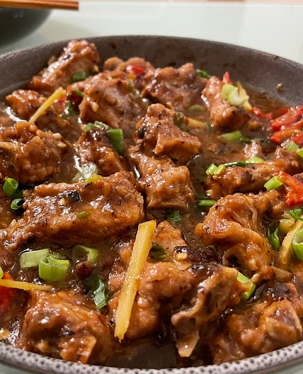 Costite de porc in sos de fasole neagra