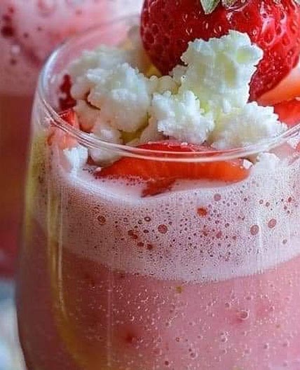 🍓 Easy Frosty Strawberry Mimosas