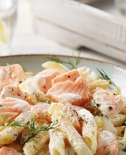 Schnelle Lachs-Pasta mit Sahnesoße und Dill