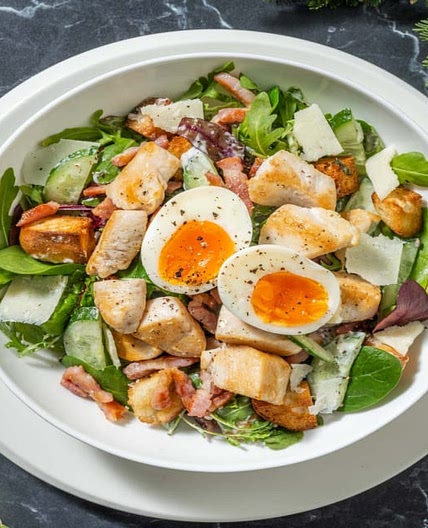 Salade César au poulet, lardons & croûtons avec des anchois & du grana padano