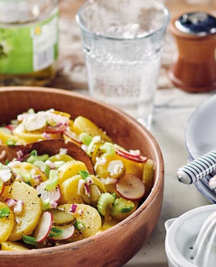 Frischer Kartoffelsalat mit Sellerie, Radieschen und Zitronen-Senf-Dressing