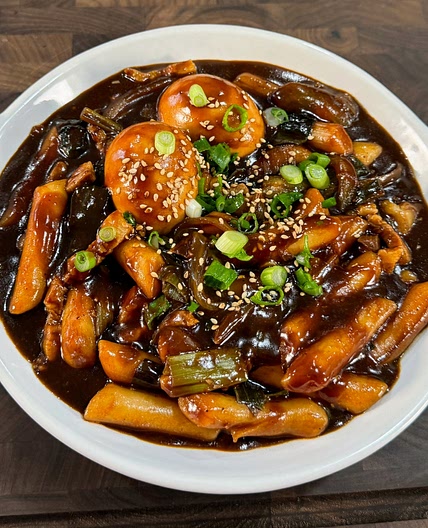Try this new way of Jjajang Tteokbokki! So Delicious!!