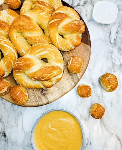 HOMEMADE PRETZELS AND CHEESE DIP