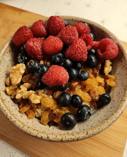 Oatmeal with berries and walnuts