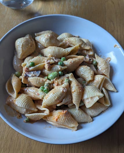 Pasta with peas and bacon