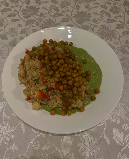 Quinoa with chickpeas and a tofu-avocado sauce
