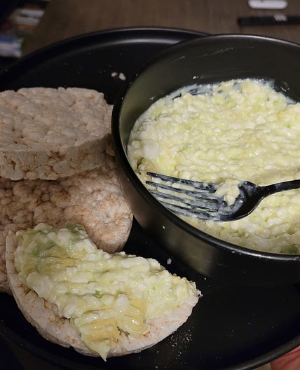 Cottage cheese &Avocado rice cakes