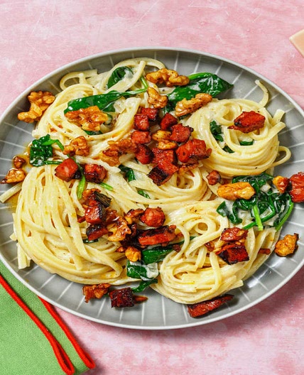 Linguine chorizo & crème à l'espagnole avec des noix & des épinards