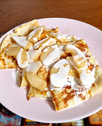 Pancakes with cinnamon apples & cream
