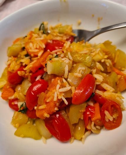 Reis mit Süßkartoffeln, Gurke und Tomate