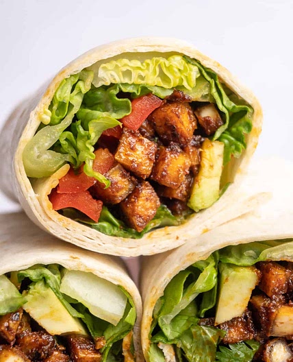Wrap ze sticky tofu, warzywami i sosem czosnkowo-ziołowym