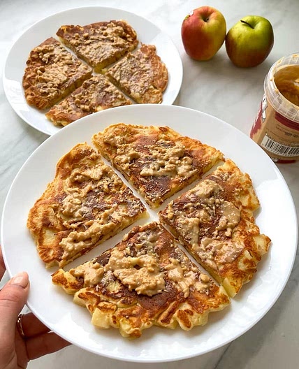 Omlet szarlotkowy z masłem orzechowym