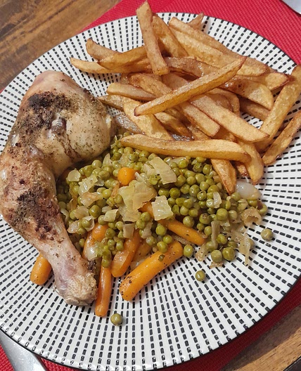 Poulet, frites, petits pois et carottes aux oignons