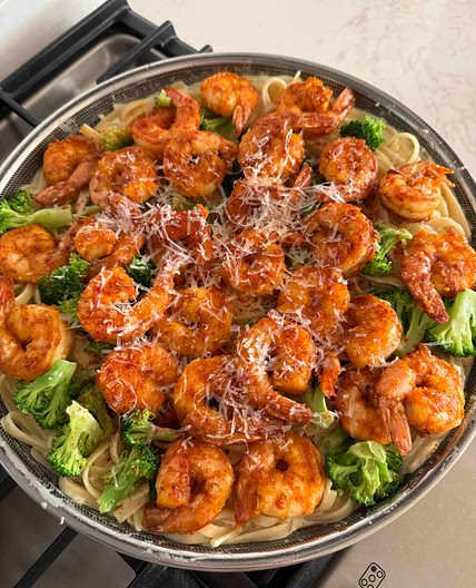 Fettuccine Alfredo with shrimp and broccoli 
