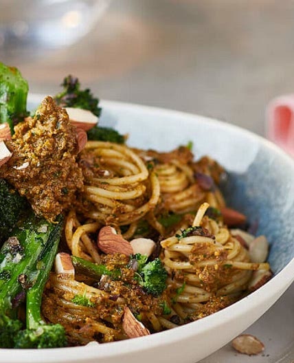 Spaghetti mit geröstetem Brokkoli an rotem Pesto mit Mandeln