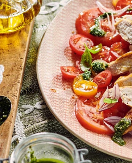 Gegrilltes Hähnchen mit buntem Tomatensalat