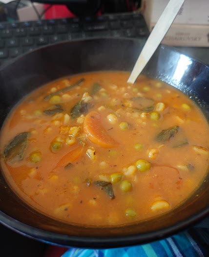 One-pot lemony spinach and farro soup