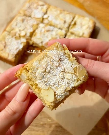 Almond croissant baked oats!