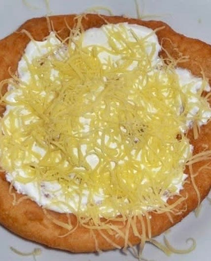 Sajtos tejfölös lángos