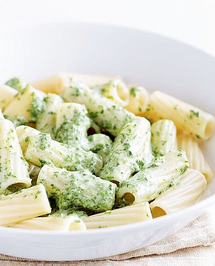 Makaron z sosem serowo-szpinakowym i mięskiem