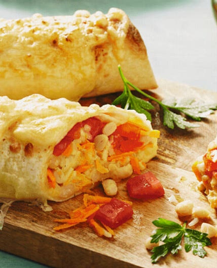 Gefüllte Burritos mit Tomaten-Salsa und Bohnen-Mais-Gemüse