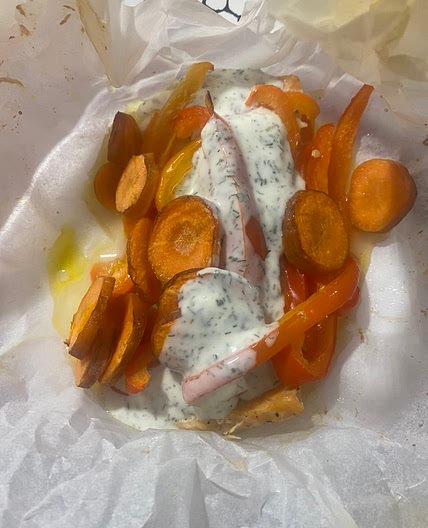 Saumon en papillotte avec sauce à l’aneth et légumes