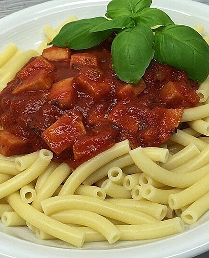Nudeln mit Tomaten-Fleischwurst-Soße