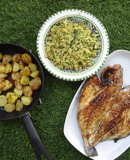 Dourada grelhada com migas de brócolos e batatas salteadas