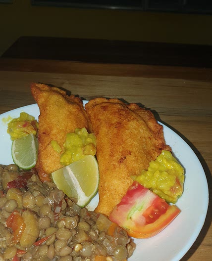 Vegan Colombiaanse Empanadas met linzenvulling en guacamole